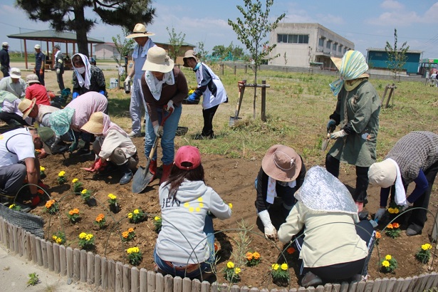 花の輪を広げよう 花植えと球根の掘り起し作業を行いました 特定非営利活動法人ジェン Jen