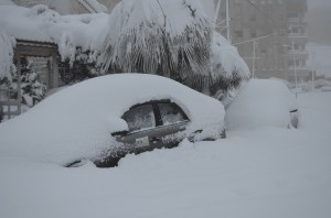 131226 ①雪に埋もれたJENの車