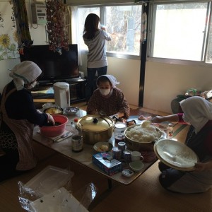 150416 ④仮設談話室で昼食準備