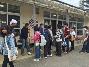 150416 ⑤住民の方たちと握手でお別れ