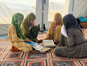 炊き出しを食べる子どもたち